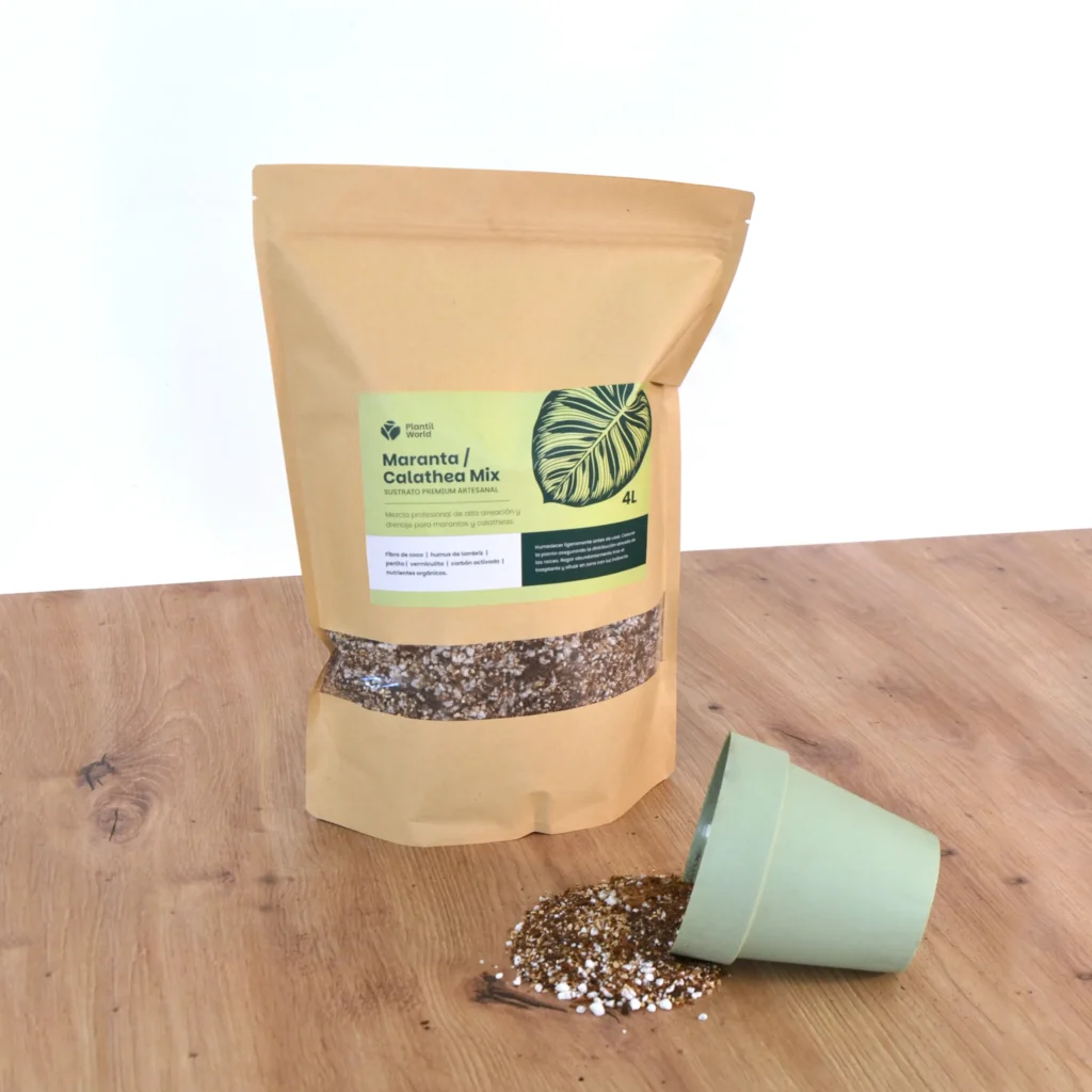 Bolsa de Calathea y Maranta Mix Sustrato Premium Artesanal con un montoncito de la mezcla fuera