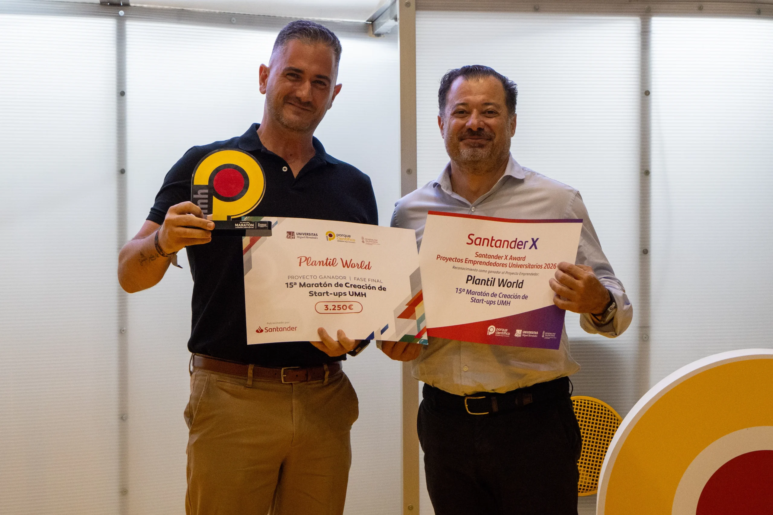 Equipo de Plantil World tras ganar el premio de la 15ª Maratón de Emprendedores UMH