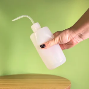 Botella de riego de precisión con cánula fina para regar tutores y plantas de interior